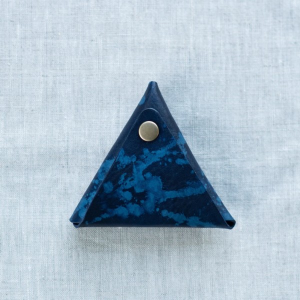 藍染めレザーの三角コインケース