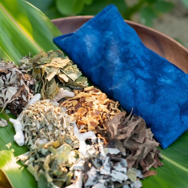 Coussin pour les yeux aux herbes des îles « Ainowaragi » enveloppé dans un tissu indigo