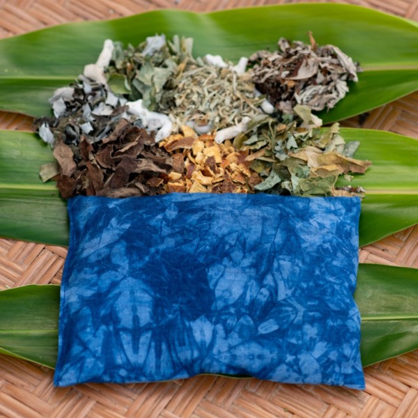 Bodywarmer de riz brun aux herbes des îles enveloppé de tissu indigo « Aino Meguri »
