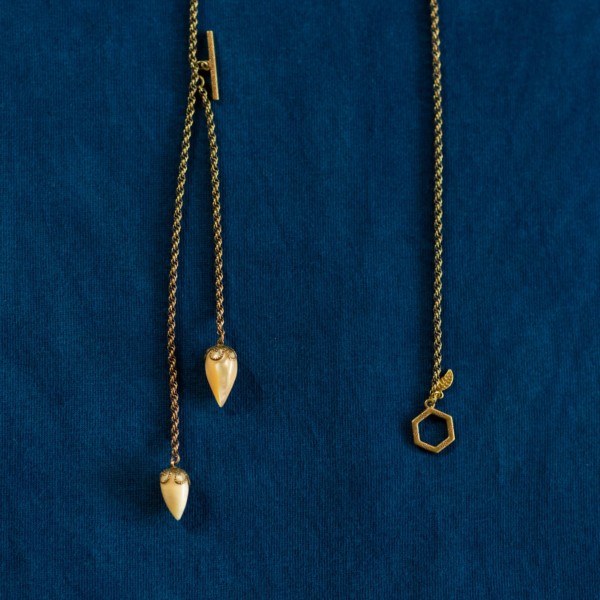 Luminous shell jewelry necklace that shines in indigo cloth