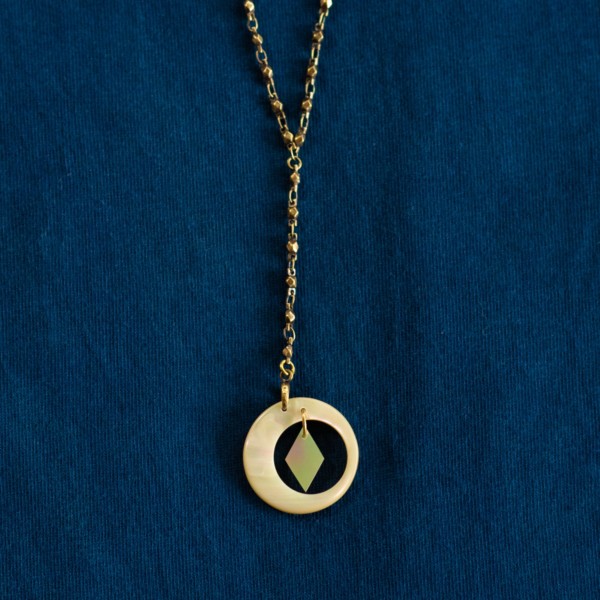 Luminous shell jewelry necklace that shines in indigo cloth