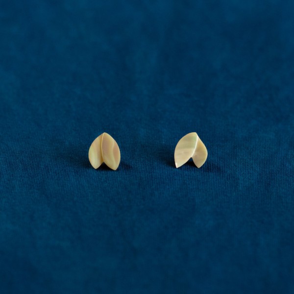 Boucles d’oreilles percées coquillage lumineux « Sakurahana » qui brillent en tissu indigo