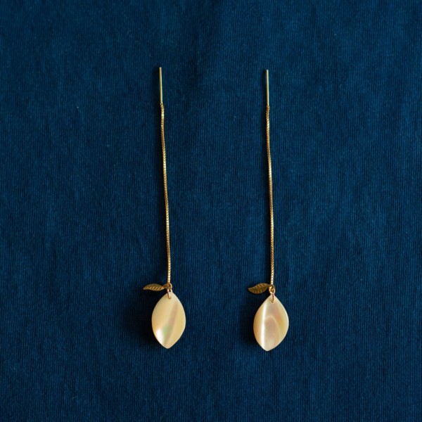 Boucles d’oreilles percées coquillage lumineux « Sakurahana » longues qui brillent en tissu indigo