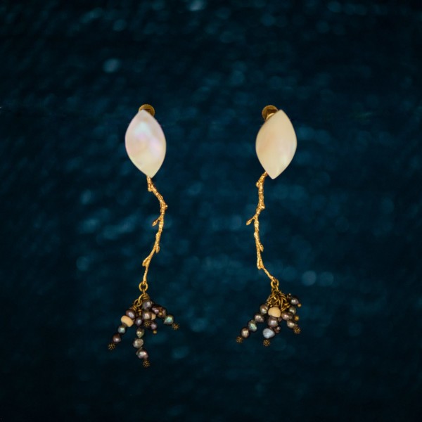 Luminous shell earrings that shine in indigo cloth