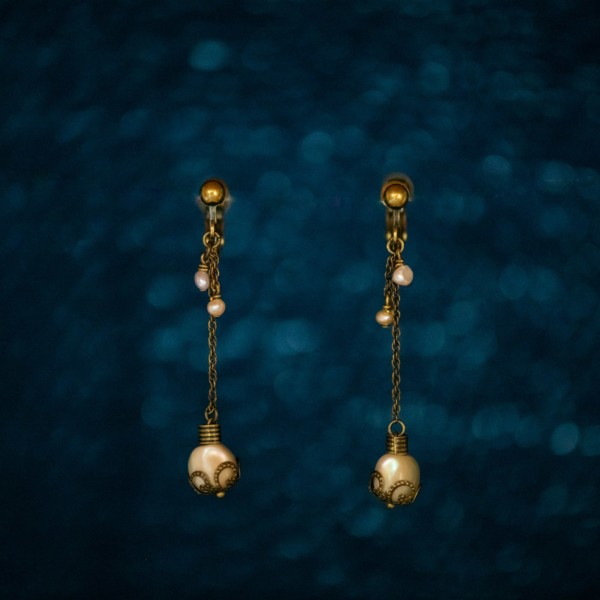 Boucles d’oreilles percées coquillage lumineux « Shizuku » qui brillent en tissu indigo